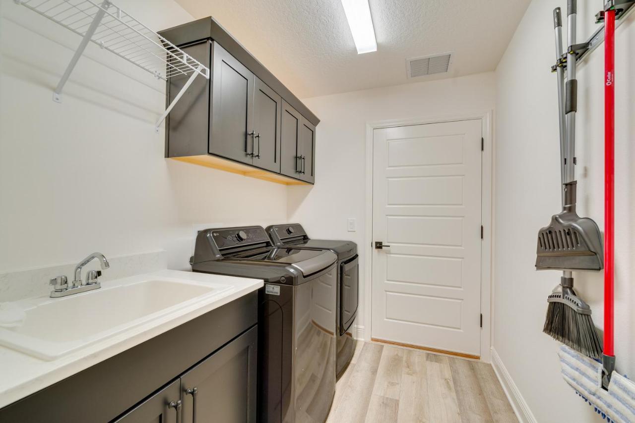 Updated Villages Retreat With Screened Patio! 利斯堡 外观 照片